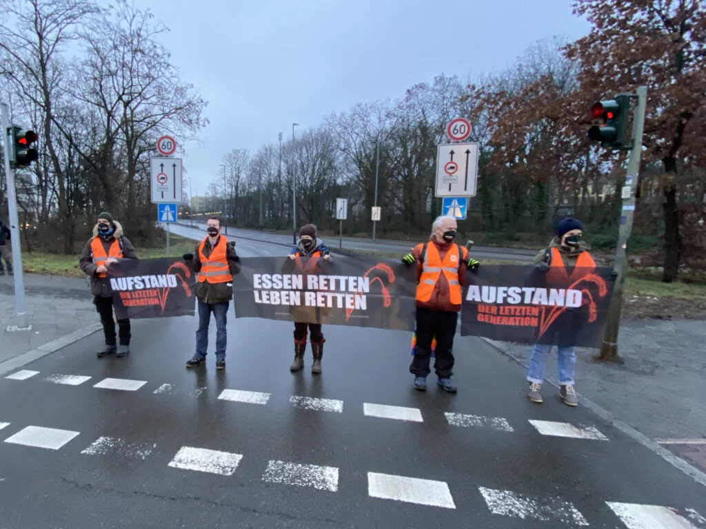 Citizens demand #EssenRettenLebenRetten (A103 end Steglitz)