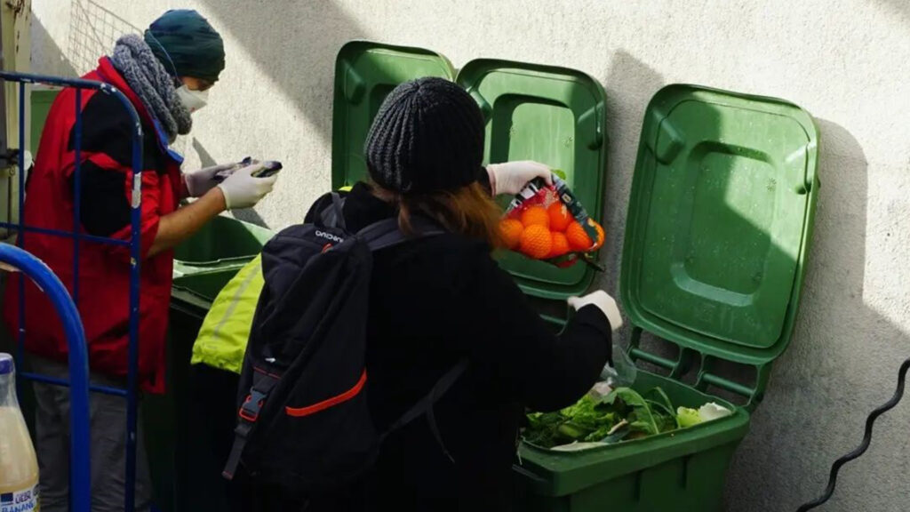 Menschen holen genießbare Lebensmittel aus dem Müll | Lebensmittelverschwendung