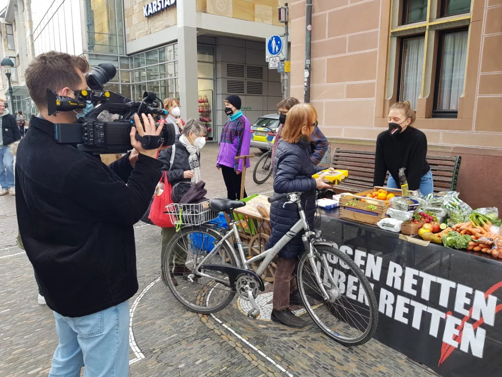 Freiburg (18.02.22/XNUMX/XNUMX): Citizens give away saved food to passers-by.