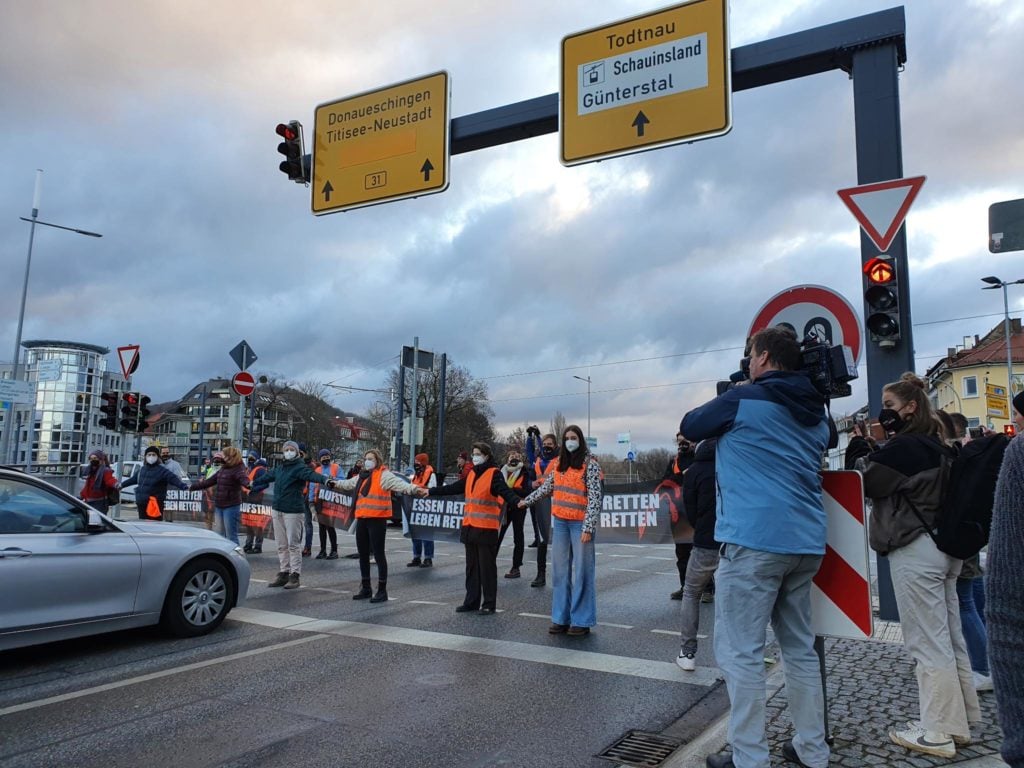 Der zivile Widerstand erreicht Freiburg. 10 Bürger*innen blockieren die B31.
