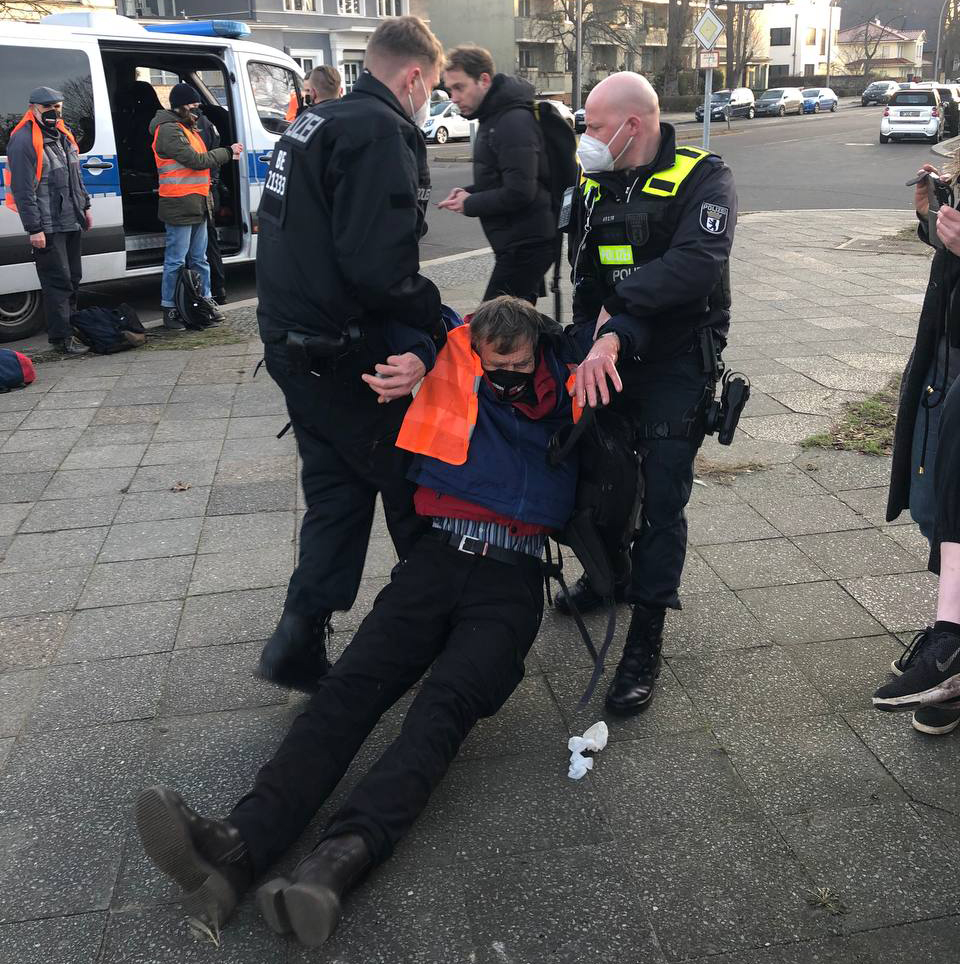 Ernst (72) wird von der Polizei geräumt.