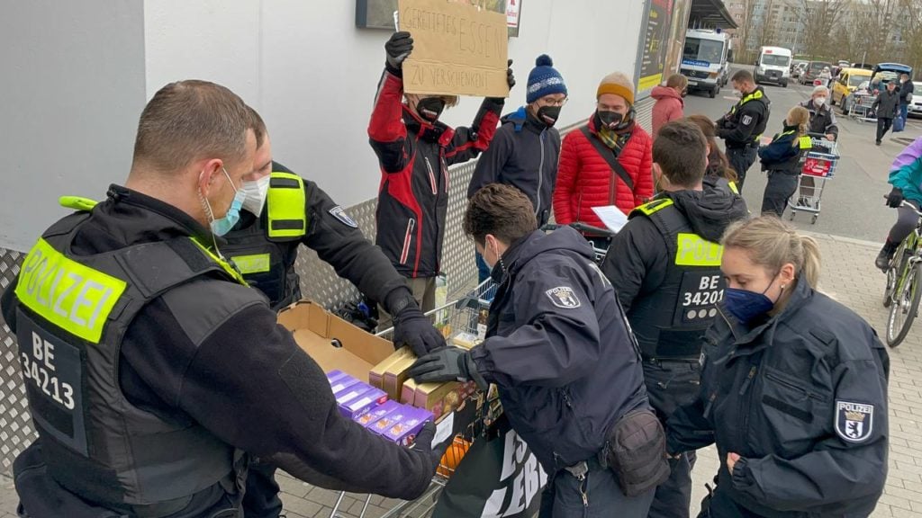 Citizens distribute rescued food to passers-by.