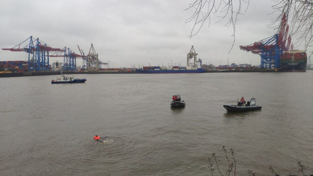 Essensretter schwimmt in Hamburger Hafenbecken und legt damit den Schiffsverkehr lahm