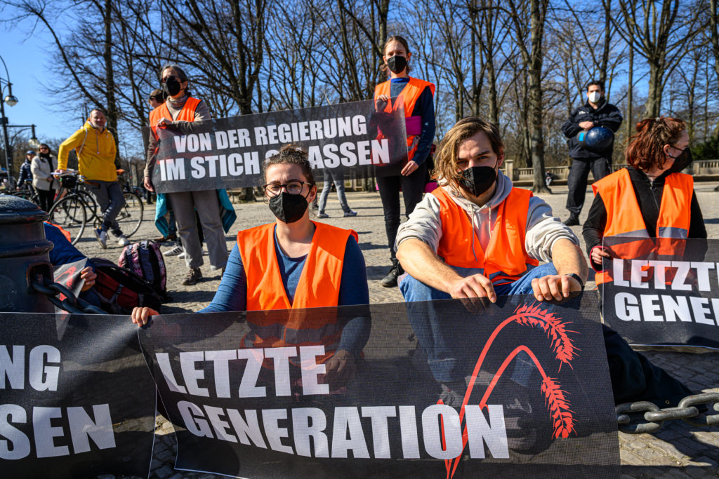 Der Aufstand der Letzten generation blockiert an mehreren Stellen das Regierungsviertel, Berlin, 18.03.2022
