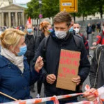 Franziska Giffey, Spitzenkandidatin der SPD für Berlin spricht bei der Demonstration „unteilbar“ mit Henning Jeschke, einem der Hungerstreikenden für einen Klimabürger*innenrat, Berlin, 04.09.21
