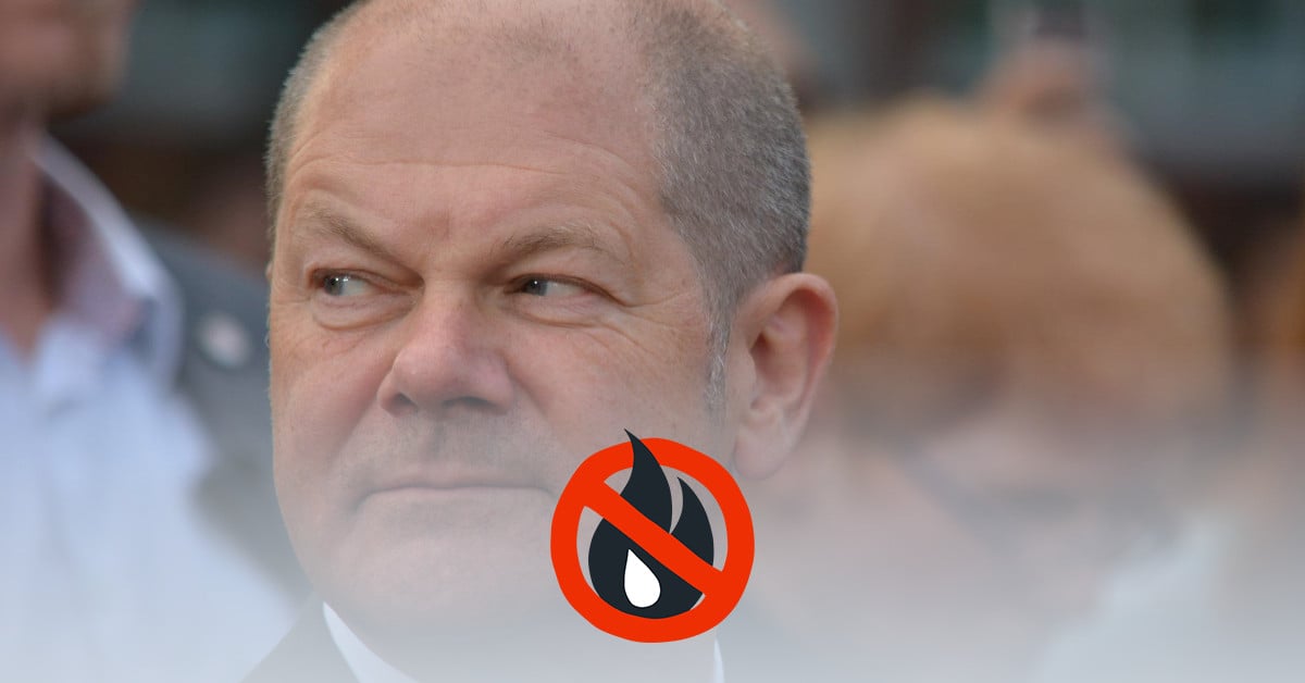 Olaf Scholz with the Last Generation logo in the foreground