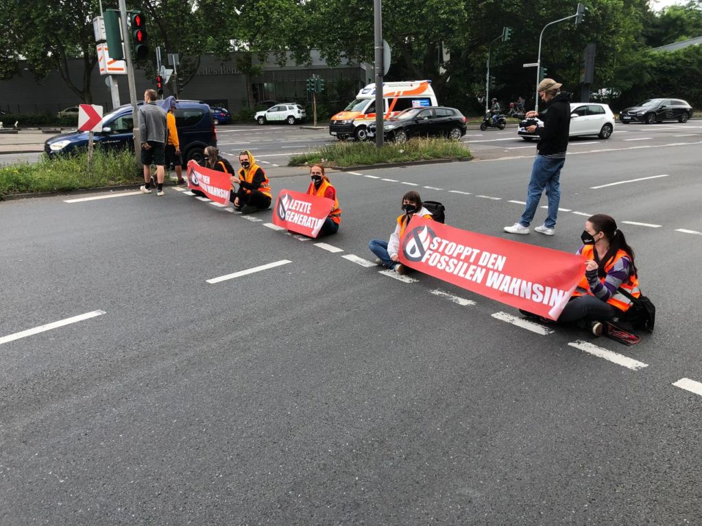 Und während er sich an der Straße festklebt: „Wir haben keine Zeit mehr, weiter nur auf Petitionen zu setzen und demonstrieren zu gehen. Wir alle müssen uns fragen: was ist unsere Verantwortung in den zwei bis drei Jahren, in denen wir den fossilen Pfad der Vernichtung noch verlassen können? Wir laden dazu regelmäßig zu Vorträgen in ganz Deutschland ein und fordern alle dazu auf, ab dem 18. Juni in Berlin mit uns auf die Straße zu kommen. Kämpft mit uns für erneuerbare Friedens- und Freiheitstechnologien!” Im Laufe des Tages plant die Letzte Generation Blockaden in weiteren deutschen Städten. Außerdem kündigte sie der Bundesregierung am 3. Juni in einem offenen Brief an, ab 18. Juni wieder friedlichen Widerstand zentral in Berlin zu leisten. Weitaus mehr Menschen als noch im Januar werden dort die Autobahnen zum Ort des friedlichen zivilen Widerstandes machen.