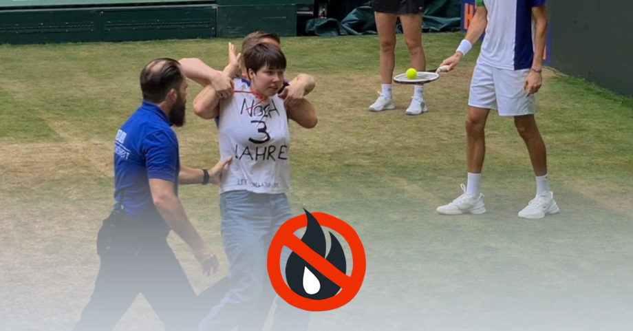 Eine Person wird von Security von einem Tennisplatz abgefĂŒhrt. Sie trĂ€gt ein Shirt mit der Aufschrift "Noch 3 Jahre".