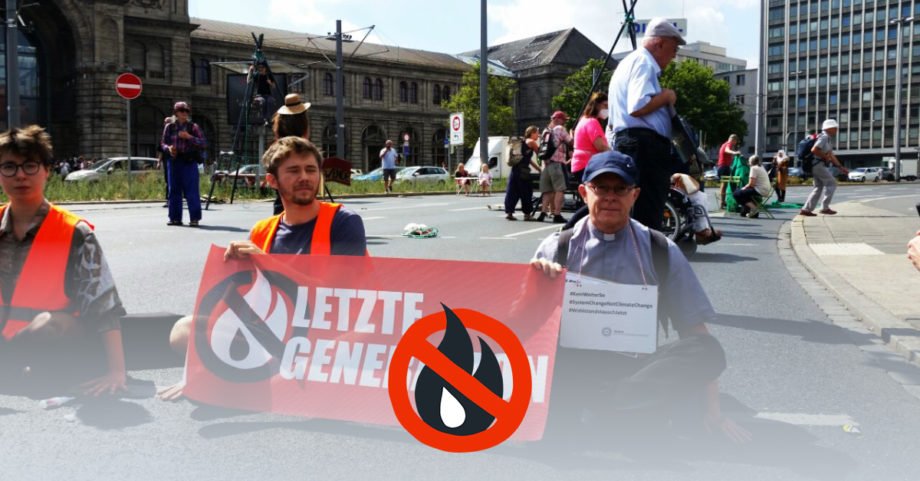 3 Menschen blockieren sitzend die Straße. 2 von ihnen halten ein Banner mit der Aufschrift "Letzte Generation". Im Hintergrund sind mehrere Dreibeine auf der Straße an denen Menschen hängen. Es sind viele Menschen auf der Straße.