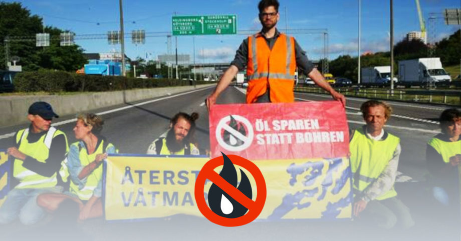 Kevin Hecht steht mit einem Banner mit der Aufschrift "Öl sparen statt bohren" auf der Straße. Um ihn herum sitzen Menschen der “Återställ Våtmarker” ebenfalls mit Warnwesten und Bannern mit dem Organisationsnamen.