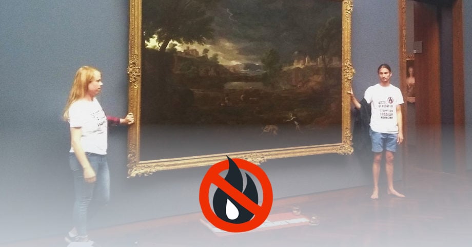 Zwei Menschen kleben mit ihren Händen an dem Gemälde "Gewitterlandschaft mit Pyramus und Thisbe". Sie tragen T-Shirts mit der Aufschrift "Letzte Generation - Stoppt den fossilen Wahnsinn!". Vor ihnen liegt ein Transparent der Letzten Generation.