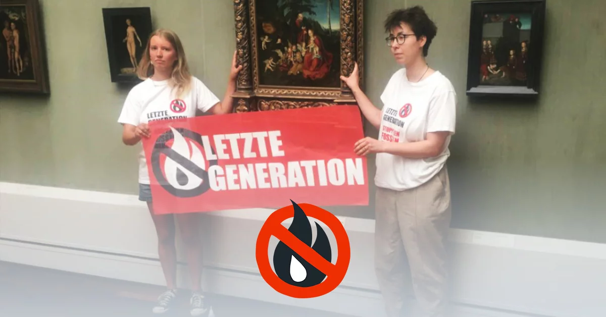 Lina Eichler und Maja Winkelmann kleben mit den Händen auf jeweils einer Seite des Gemäldes “Ruhe auf der Flucht nach Ägypten” von Lucas Cranach. Zwischen sich halten sie ein Transparent mit der Aufschrift "Letzte Generation". Auf ihren T-Shirts steht "Letzte Generation - Stoppt den fossilen Wahnsinn!".