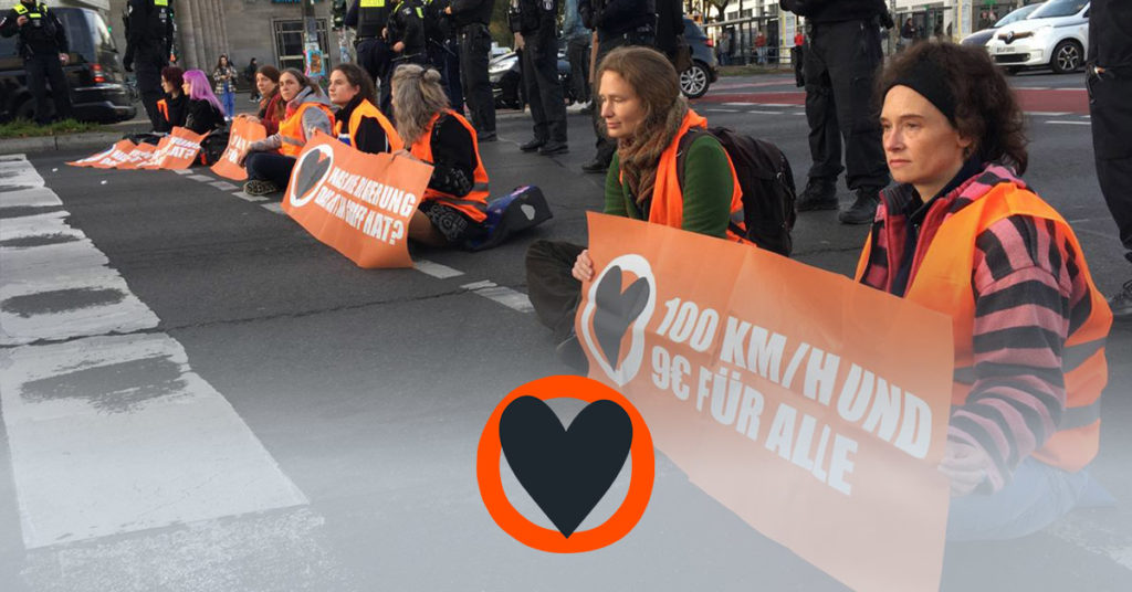 Mothers block Frankfurter Tor - What fate threatens their children if the climate emergency gets out of control?