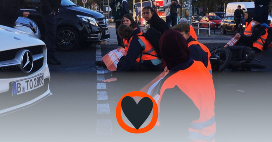 Straßenblockade von Bürger:innen der Letzten Generation am Frankfurter Tor.