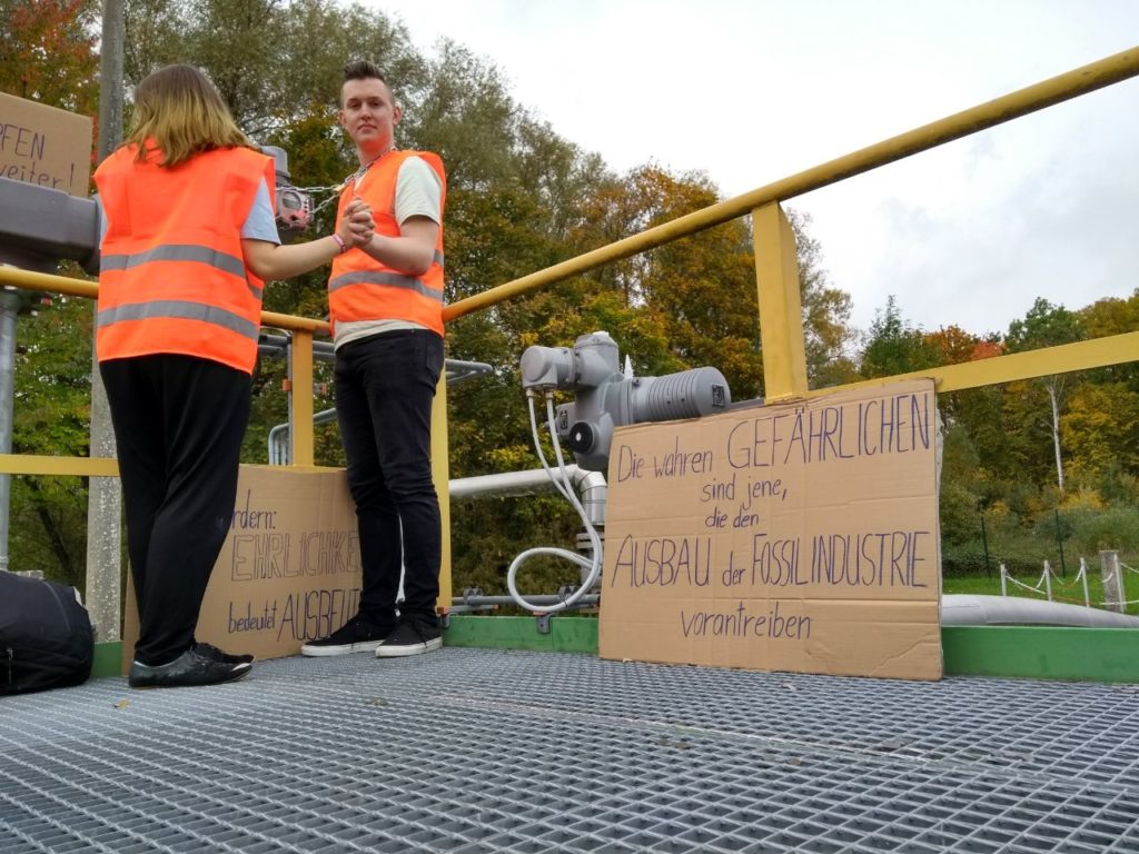October 18.10.2022, 18 - Maria (19) and Malte (XNUMX) close the PCK oil pipeline between Rostock and Schwedt.