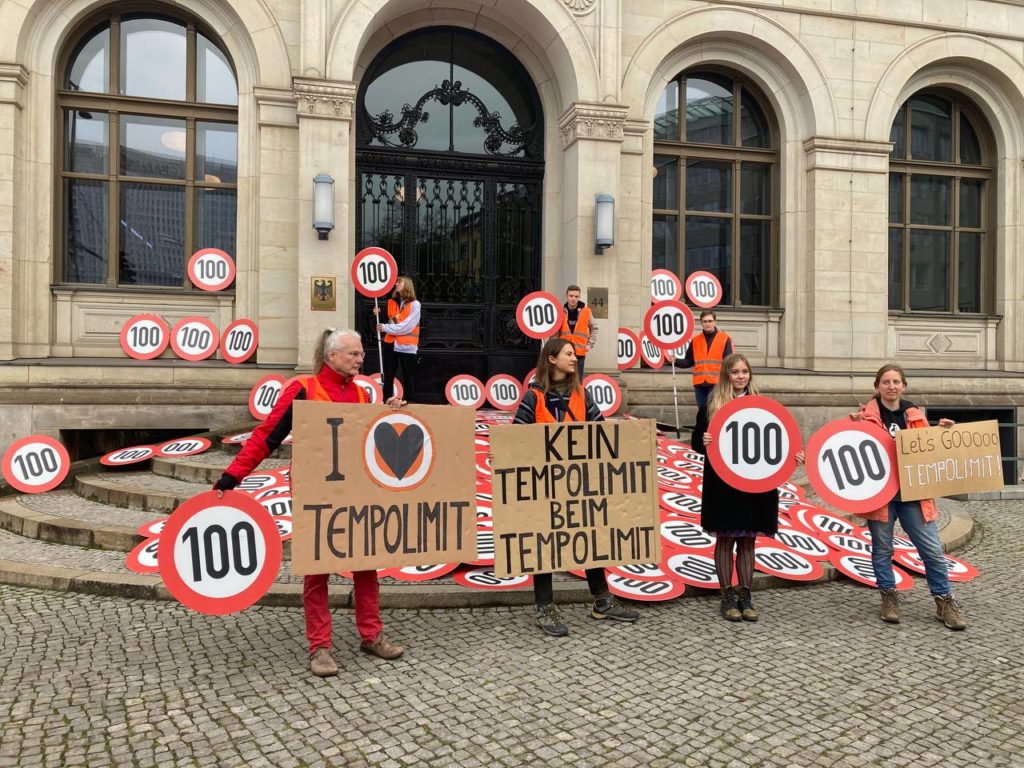 October 22.10.2022, 100 - Citizens of the last generation deliver XNUMX km/h signs to Transport Minister Volker Wissing.