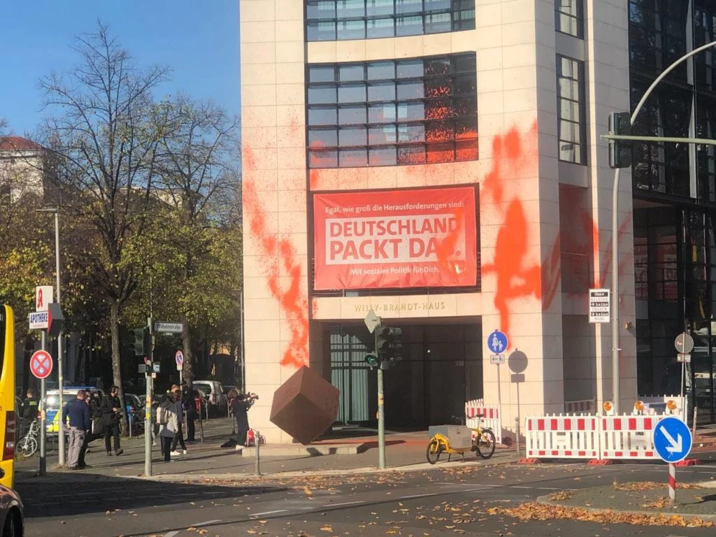 02.11.2022 - Unterstützer:innen der Letzten Generation haben orange Farbe an der Parteizentrale der SPD (siehe Bild), der Grünen und der FDP gesprüht.