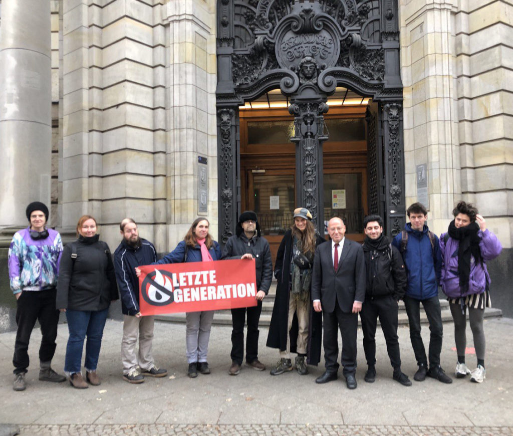 November 30.11.2022, XNUMX - Last Generation Supporters with Gregor Gysi in front of the Tiergarten District Court.