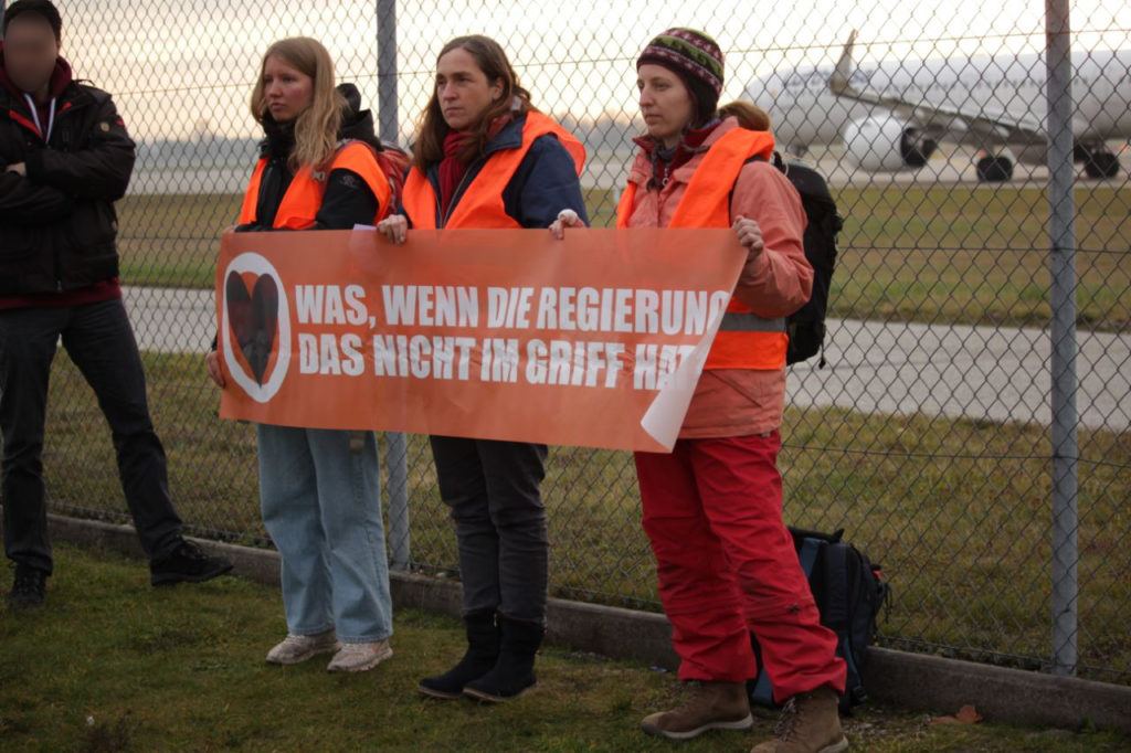 08.12.2022 - Unterstützer:innen der Letzten Generation vorm Flughafengelände in München.