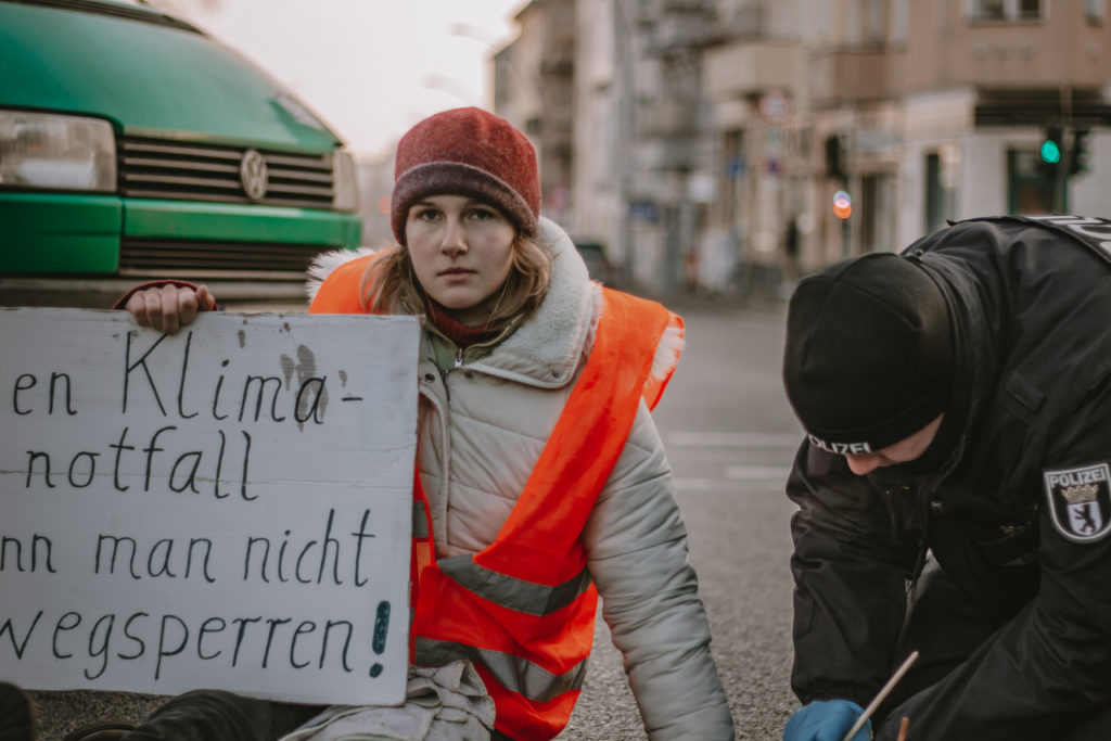 December 16.12.2022, XNUMX - Citizens of the last generations blocked the Spandauer Damm this morning and were partially dragged off the road (Image: Last Generation)