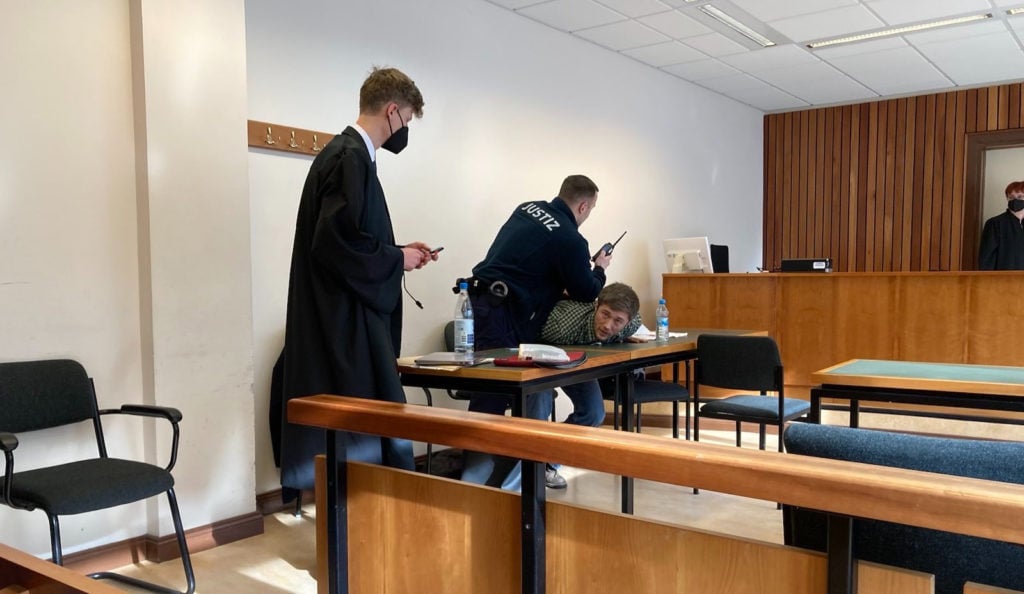 23.02.2023 - Henning Jeschke festgeklebt an der Anklagebank.