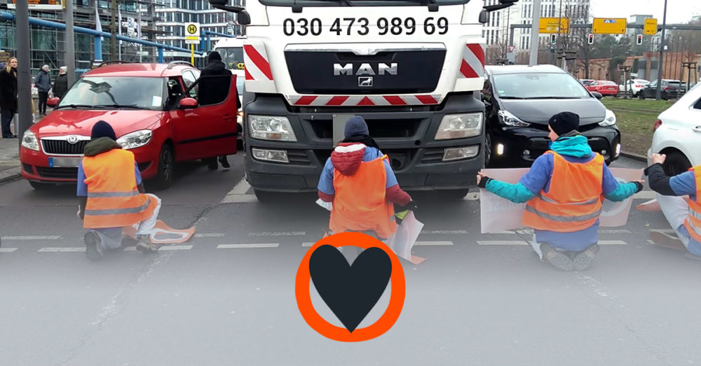 Menschen aus Gesundheitswesen blockieren Berliner Verkehr