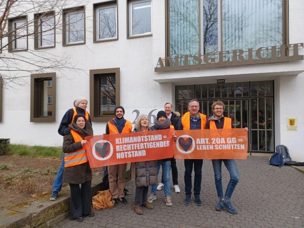 March 06.03.2023, 3 - Rüdiger Einholz (XNUMXrd person from the left), Daniel Eckert (right) and other supporters of the last generation in front of the Heilbronn district court.