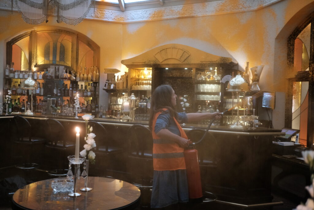 08.06.2023/XNUMX/XNUMX -Judith Beadle sprays the luxury bar with orange paint | Photo: Last generation