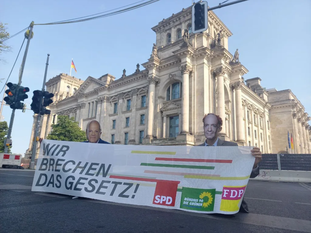 Scholz und Wissing blockieren die Ebertstraße vor dem Reichstag. Foto: (c) Letzte Generation