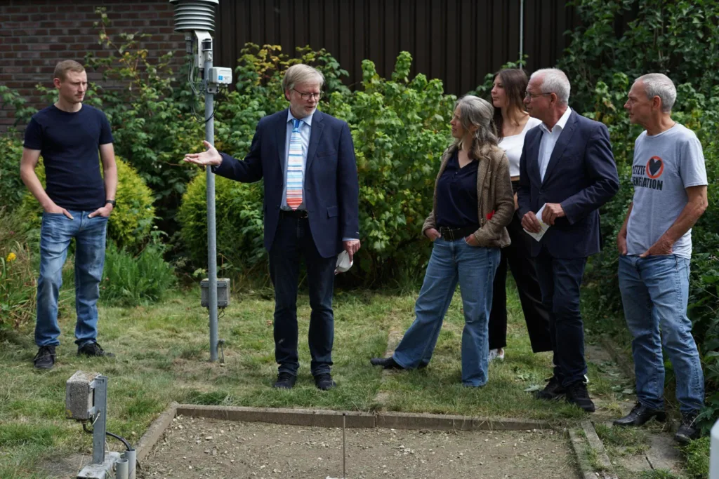 In front of the measuring station that recorded the record temperature of 25°C on July 2019, 41,2, people are talking about the climate crisis. From right to left in the picture: Josef Joppen (young farmer), Guido Halbig (DWD), Caroline Schmidt (front) and Lisa (back) both last generation, Udo Leuchtenberg (mayor of Tönivorst) and Achim Klupsch (last generation). Photo: David Block.