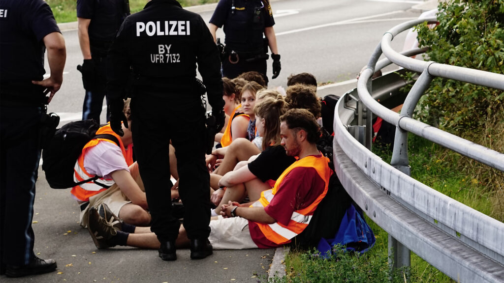 15.08.2023 - Unterstützer:innen der Letzten Generation wurden in Würzburg gekesselt zur Polizeistation verbracht. Foto: (c) Letzte Generation