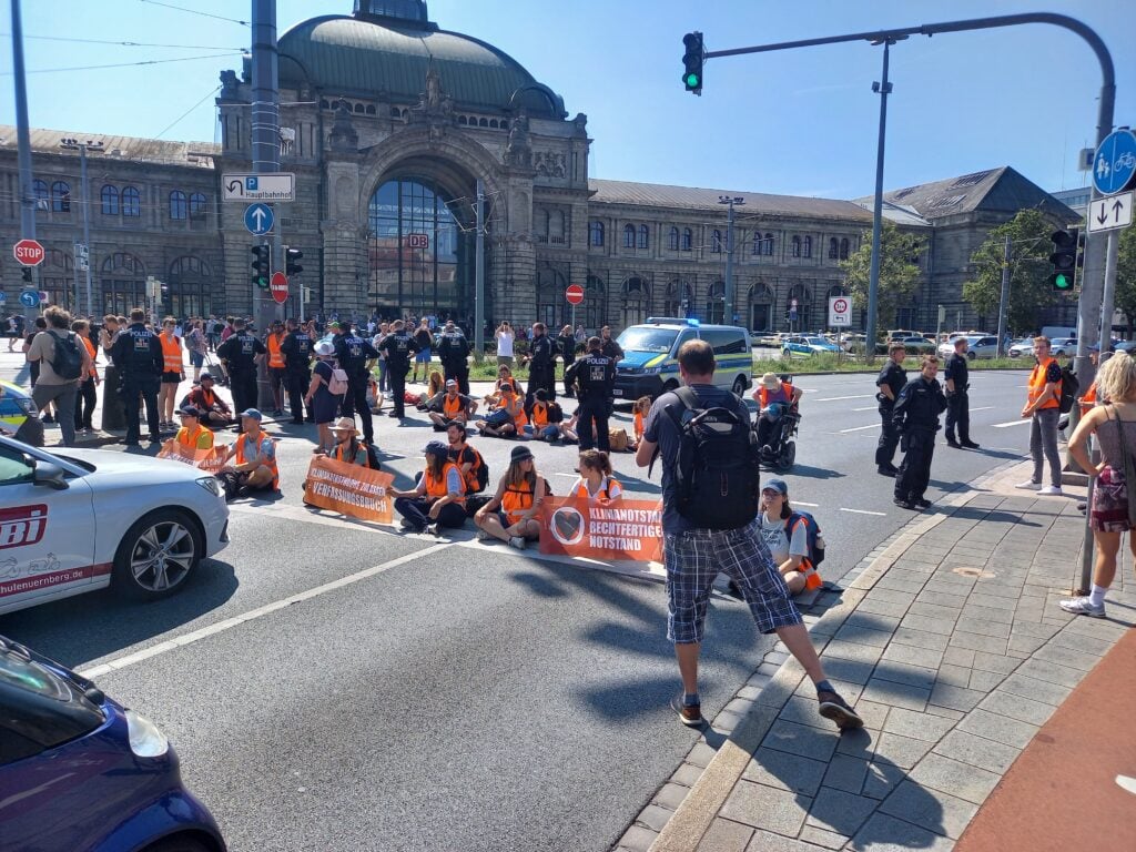 August 17.08.2023, XNUMX - Protesters in front of the main train station in Nuremberg. Photo: (c) Last generation