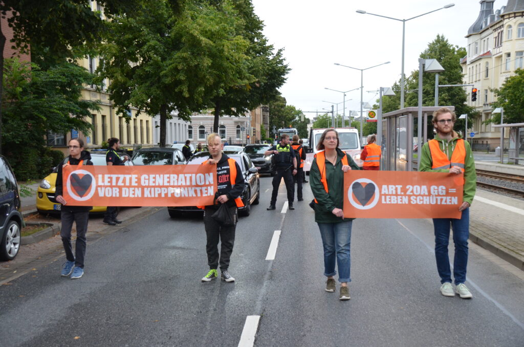 August 02.08.2023nd, 3000 - Citizens of the last generation at a running blockade on Earth Overload Day in Braunschweig despite a general decree that should punish unannounced protests with €XNUMX. | Photo: (c) Last generation