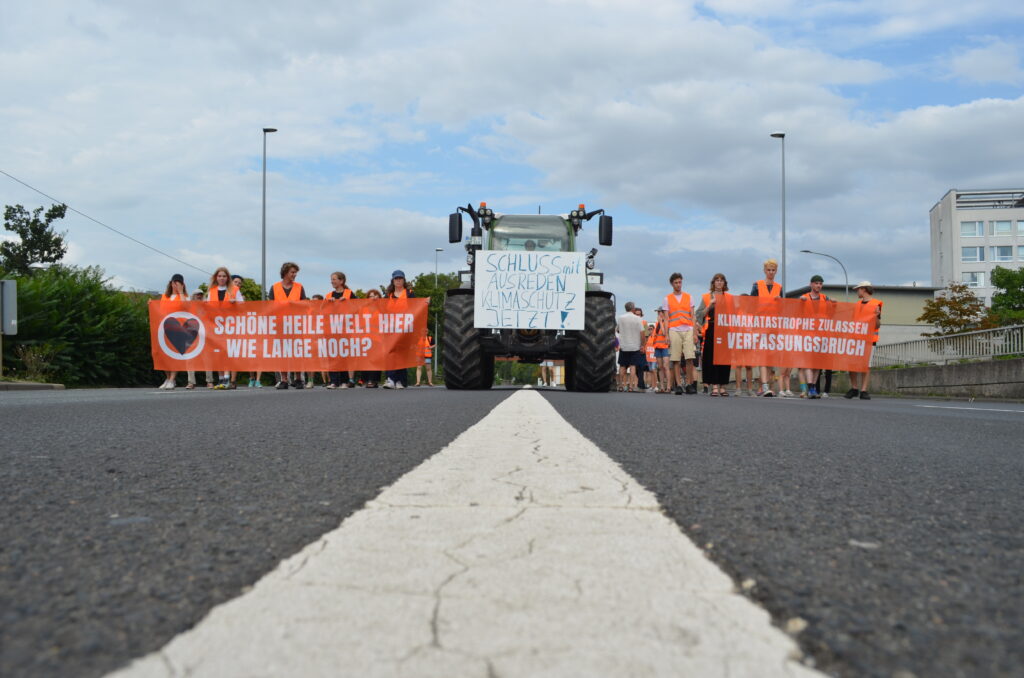 Protest march with tractor moves over the B19 in Würzburg. Photo: (c) Last generation