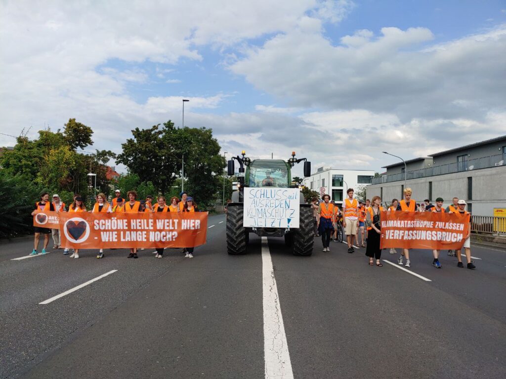 15.08.2023/XNUMX/XNUMX - Farmer with tractor at the Last Generation protest march this afternoon in Würzburg. Photo: (c) Last generation