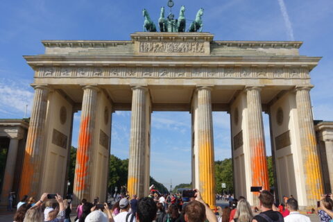 Brandenburger Tor bleibt orange - Letzte Generation 🧡
